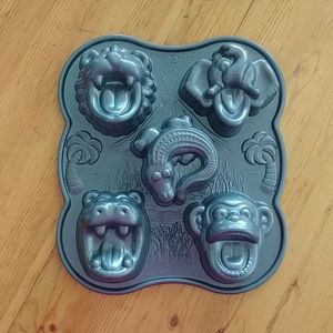 Nordic Ware Hungry Animals Pro cast cake pan